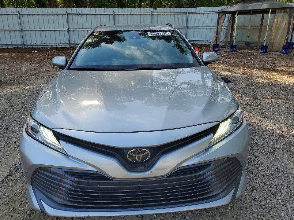 50085296 :رقم المزاد ، 4T1B11HK5JU105754 vin ، 2018 Toyota Camry مزاد بيع