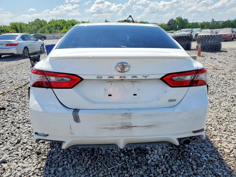 50614886 :رقم المزاد ، 4T1B11HK3JU638928 vin ، 2018 Toyota Camry مزاد بيع
