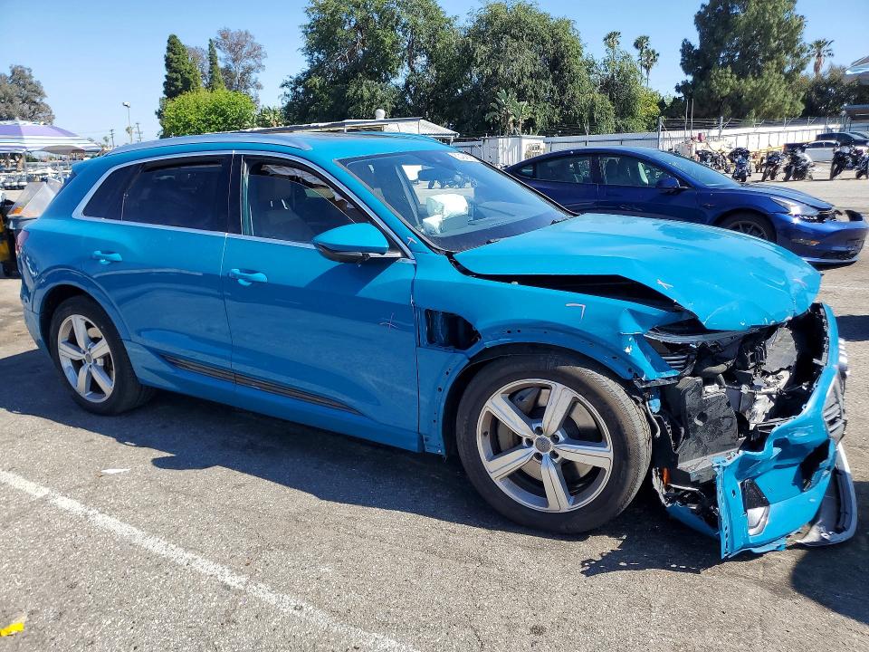 Продажа на аукционе авто 2019 Audi E-tron, vin: WA1LAAGE9KB011727, номер лота: 50494606