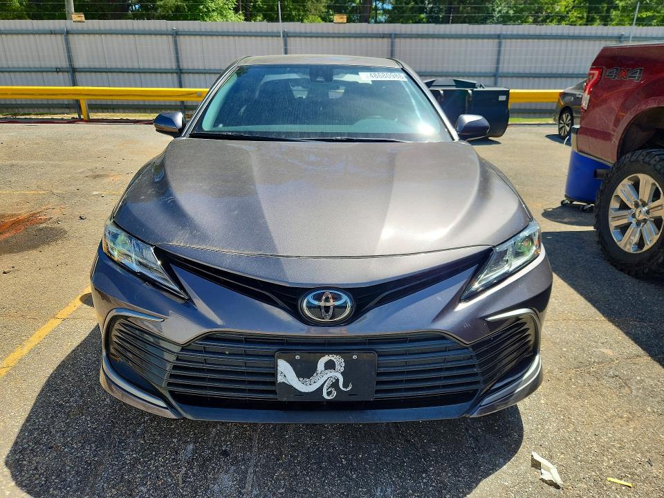 48680986 :رقم المزاد ، 4T1C11AK2NU687140 vin ، 2022 Toyota Camry مزاد بيع
