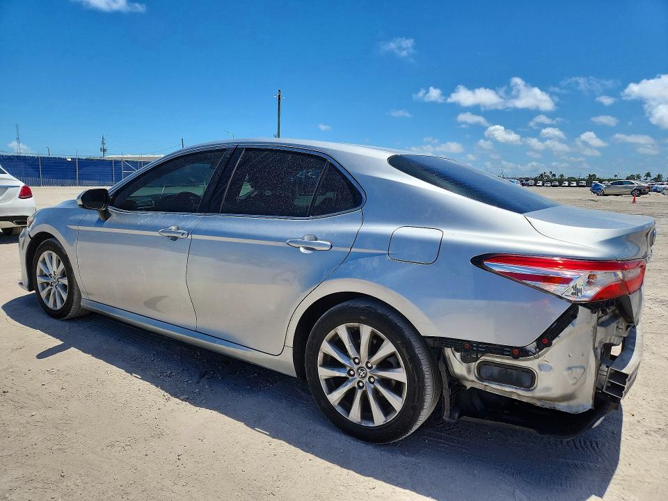 50329866 :رقم المزاد ، 4T1B11HK3JU580688 vin ، 2018 Toyota Camry مزاد بيع