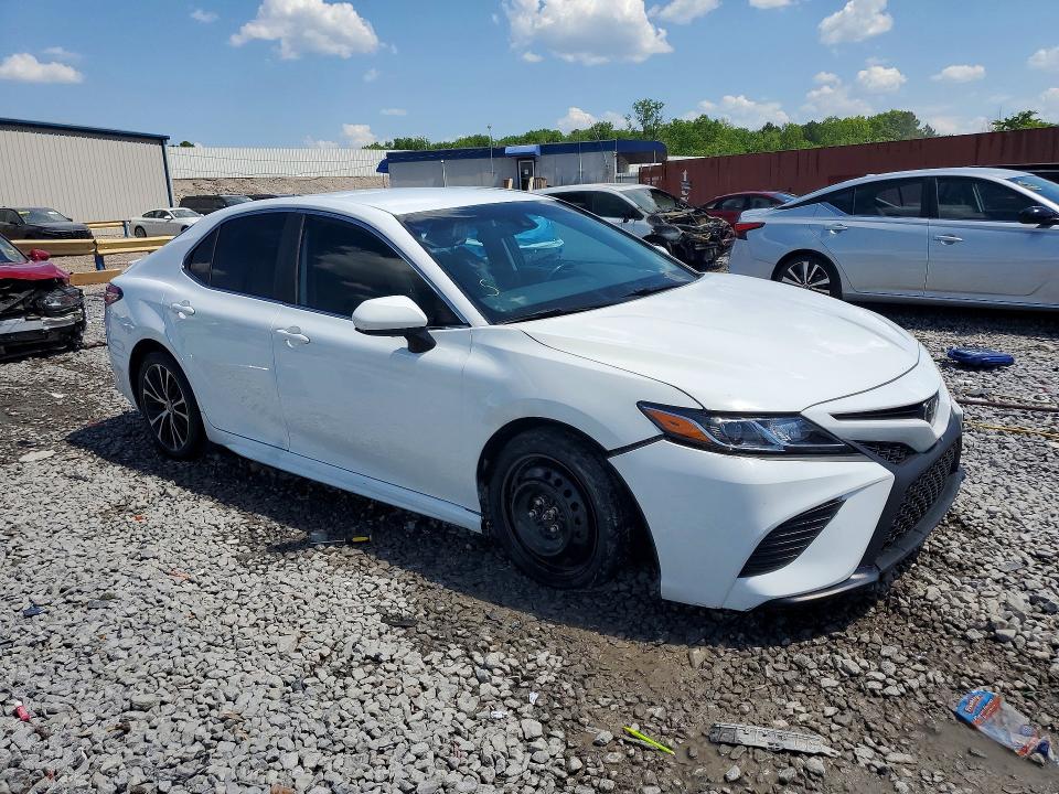 50614886 :رقم المزاد ، 4T1B11HK3JU638928 vin ، 2018 Toyota Camry مزاد بيع