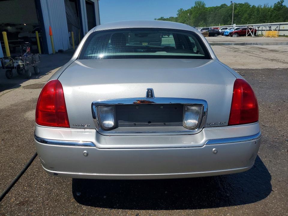 49393216 :رقم المزاد ، 1LNHM82W85Y611700 vin ، 2005 Lincoln Town Car مزاد بيع