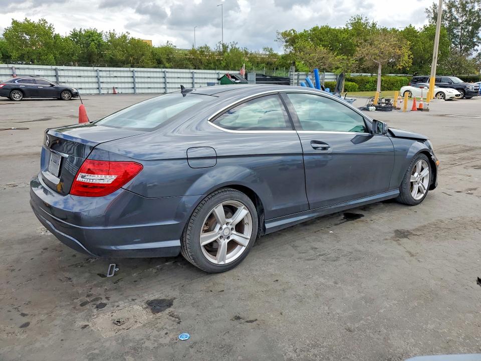 51340146 :رقم المزاد ، WDDGJ4HB3FG357283 vin ، 2015 Mercedes-benz C مزاد بيع