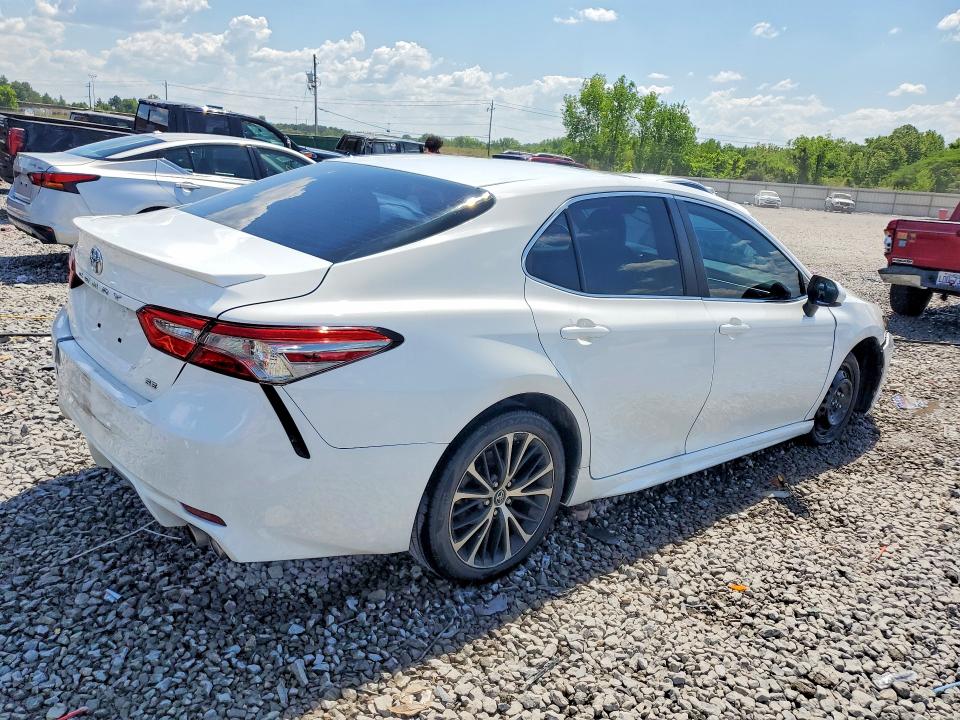 50614886 :رقم المزاد ، 4T1B11HK3JU638928 vin ، 2018 Toyota Camry مزاد بيع