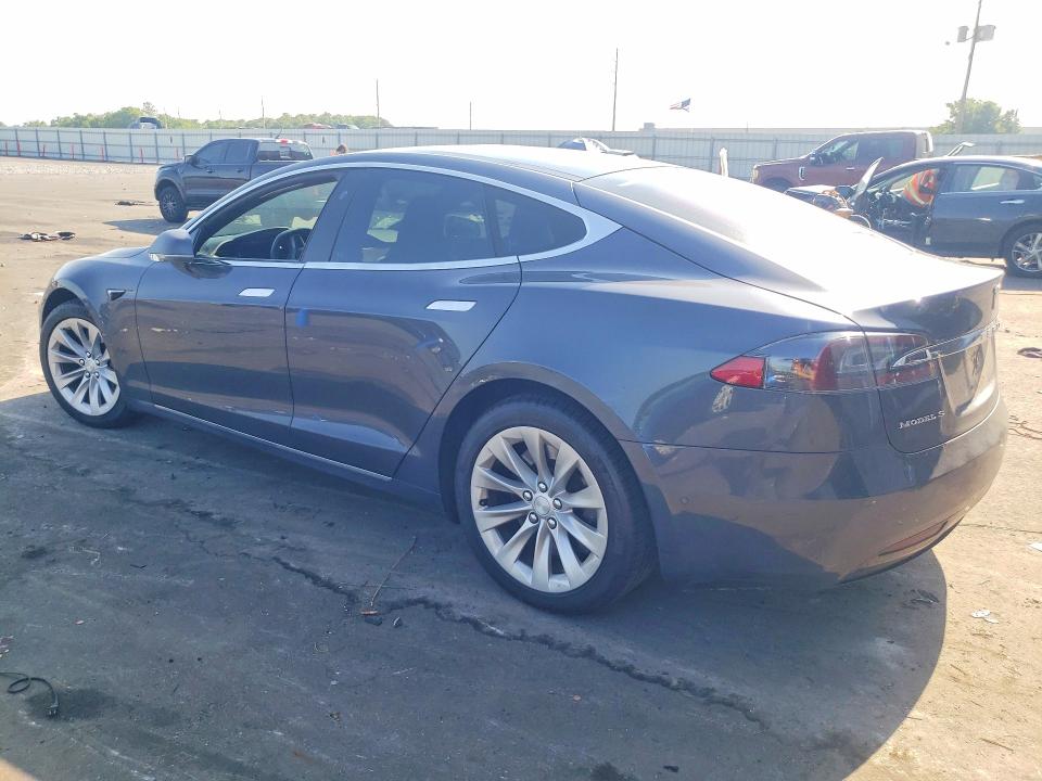 50919246 :رقم المزاد ، 5YJSA1E28JF265290 vin ، 2018 Tesla Model S مزاد بيع
