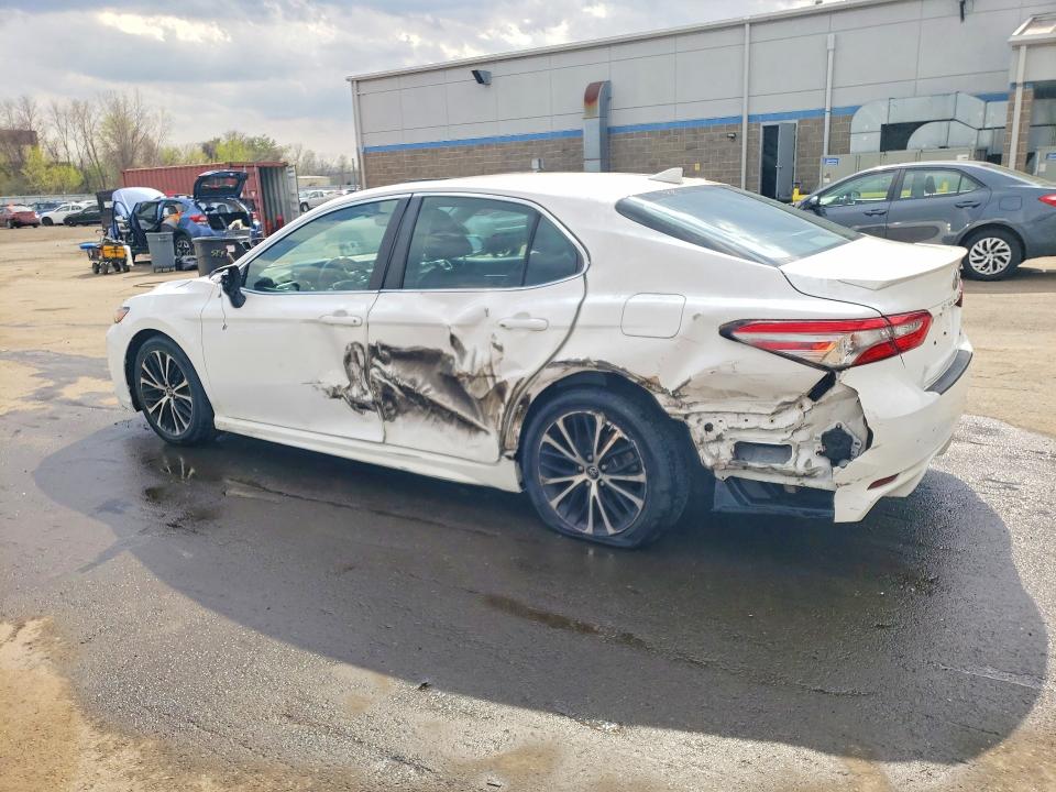 49811796 :رقم المزاد ، 4T1B11HK6JU110588 vin ، 2018 Toyota Camry مزاد بيع