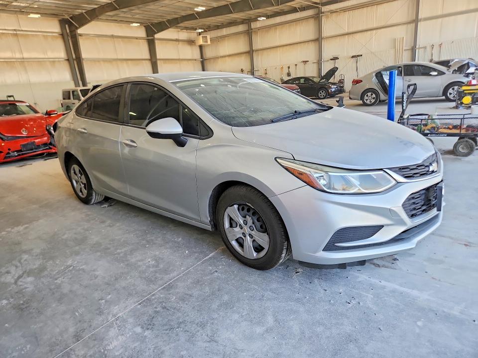 50277086 :رقم المزاد ، 1G1BC5SM8H7271381 vin ، 2017 Chevrolet Cruze مزاد بيع