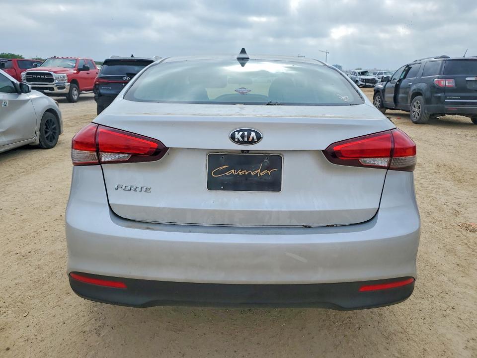 51124626 :رقم المزاد ، 3KPFL4A79JE240919 vin ، 2018 Kia Forte مزاد بيع