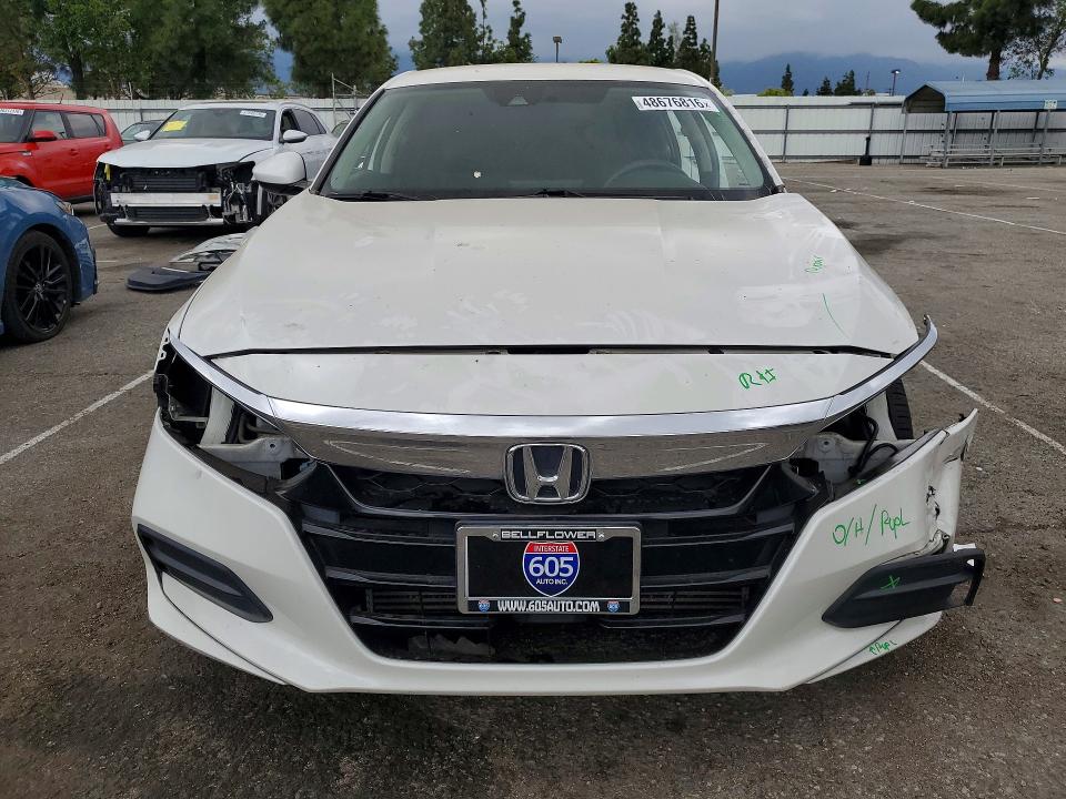 48676816 :رقم المزاد ، 1HGCV1F13JA198073 vin ، 2018 Honda Accord مزاد بيع