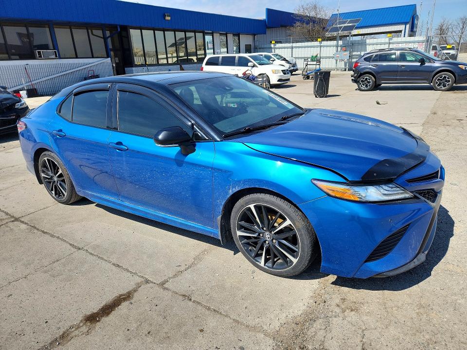 49150166 :رقم المزاد ، 4T1B61HK0JU098603 vin ، 2018 Toyota Camry مزاد بيع