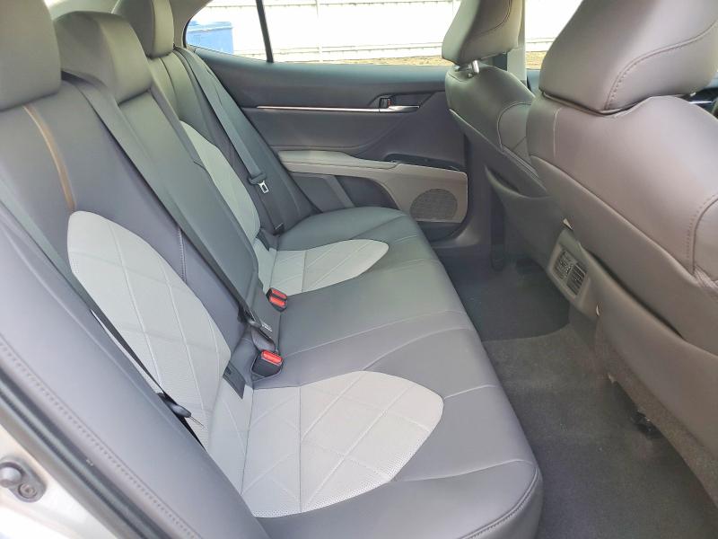 50085296 :رقم المزاد ، 4T1B11HK5JU105754 vin ، 2018 Toyota Camry مزاد بيع