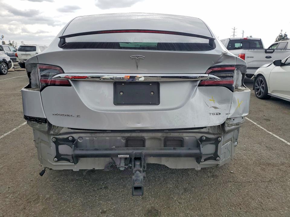 48557426 :رقم المزاد ، 5YJXCBE29JF115372 vin ، 2018 Tesla Model X مزاد بيع
