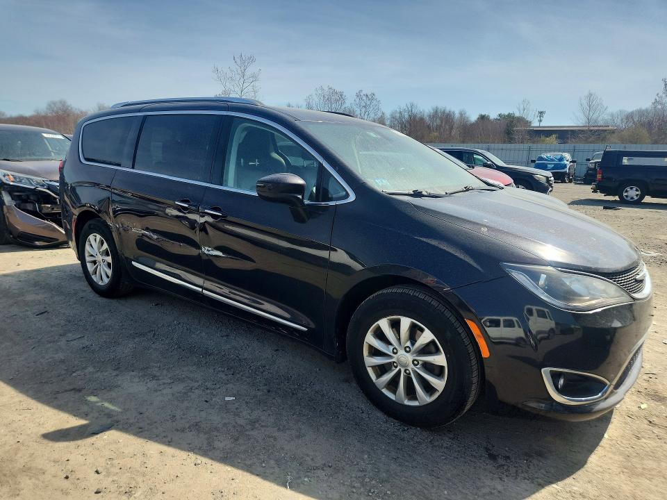 49482696 :رقم المزاد ، 2C4RC1BG2JR126415 vin ، 2018 Chrysler Pacifica مزاد بيع