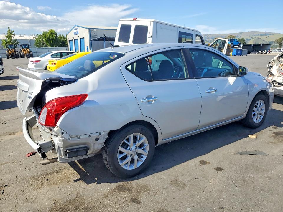 51310326 :رقم المزاد ، 3N1CN7AP1JL872262 vin ، 2018 Nissan Versa مزاد بيع