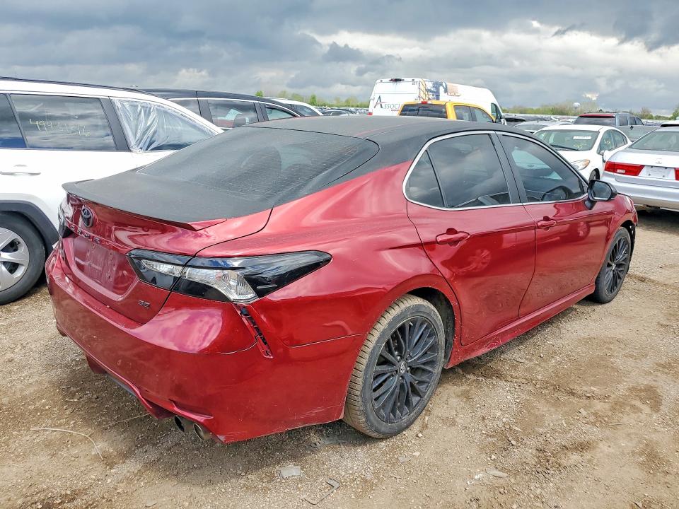 51515836 :رقم المزاد ، 4T1B11HKXJU658626 vin ، 2018 Toyota Camry مزاد بيع