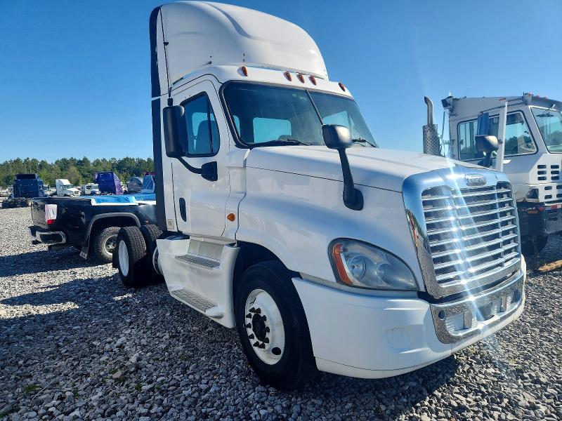 Auction sale of the 2014 Freightliner Cascadia, vin: 1FUBGEDV0ELFT4298, lot number: 46204006