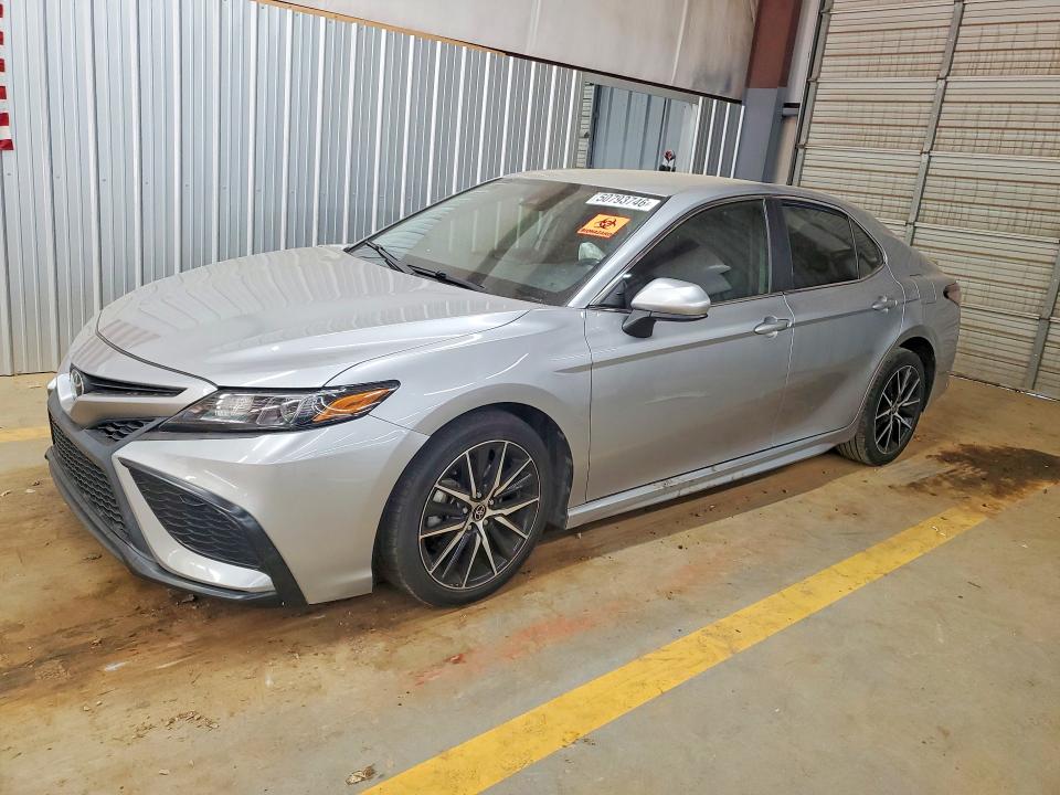50793746 :رقم المزاد ، 4T1G11AK5MU598355 vin ، 2021 Toyota Camry Le مزاد بيع