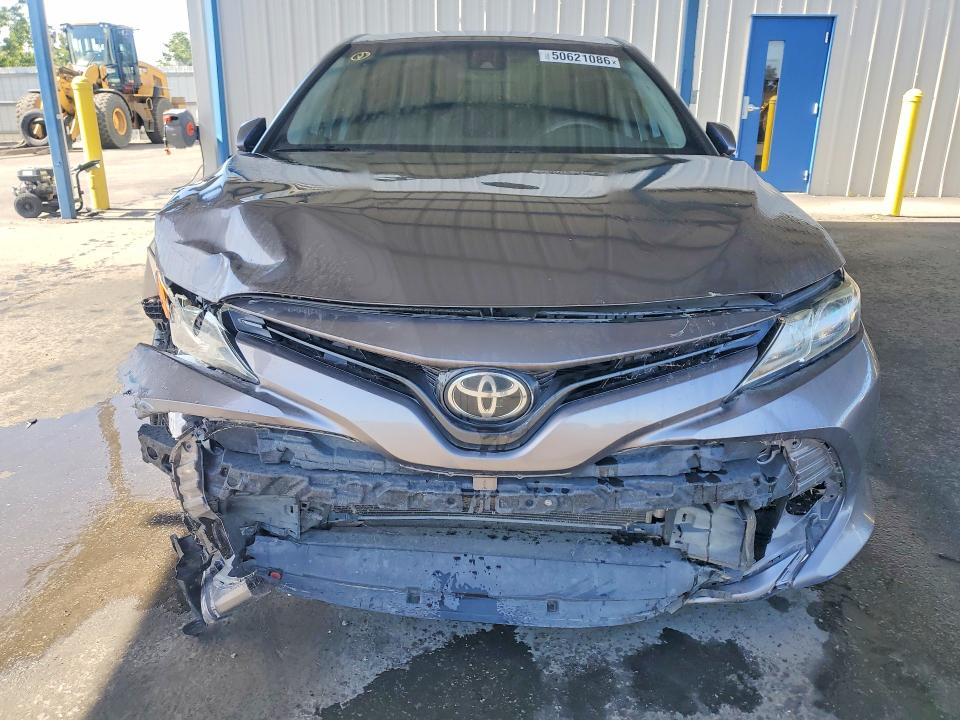 50621086 :رقم المزاد ، 4T1B11HK3JU037034 vin ، 2018 Toyota Camry مزاد بيع