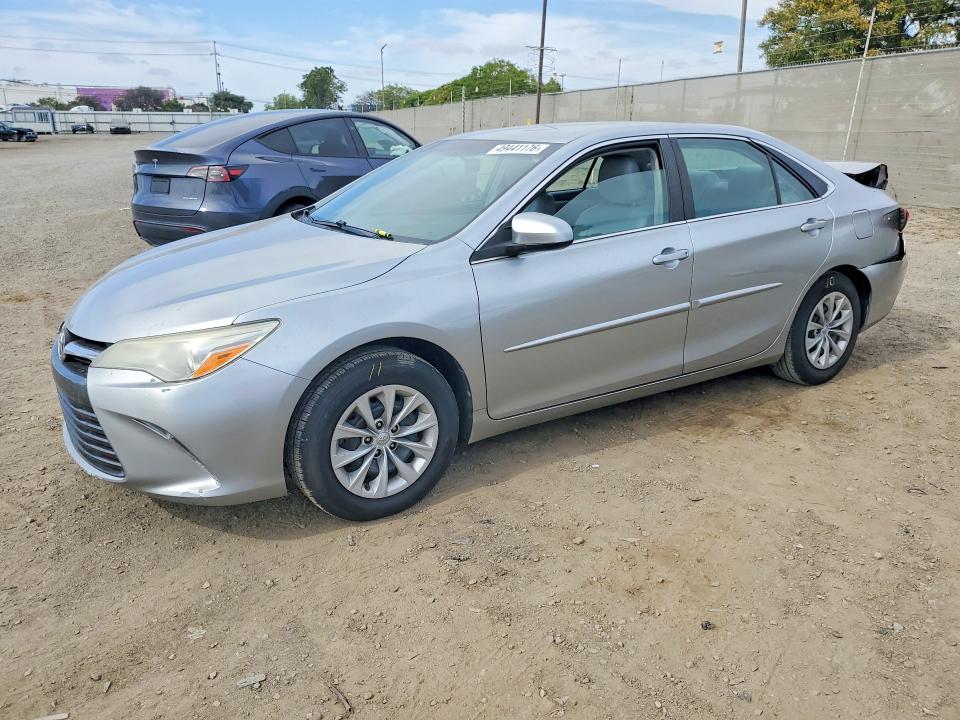49441176 :رقم المزاد ، 4T1BF1FK1FU039537 vin ، 2015 Toyota Camry مزاد بيع