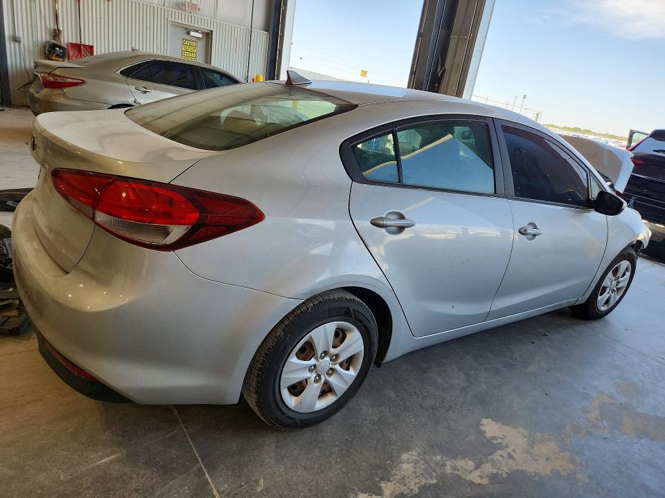 50593236 :رقم المزاد ، 3KPFK4A77HE041204 vin ، 2017 Kia Forte مزاد بيع