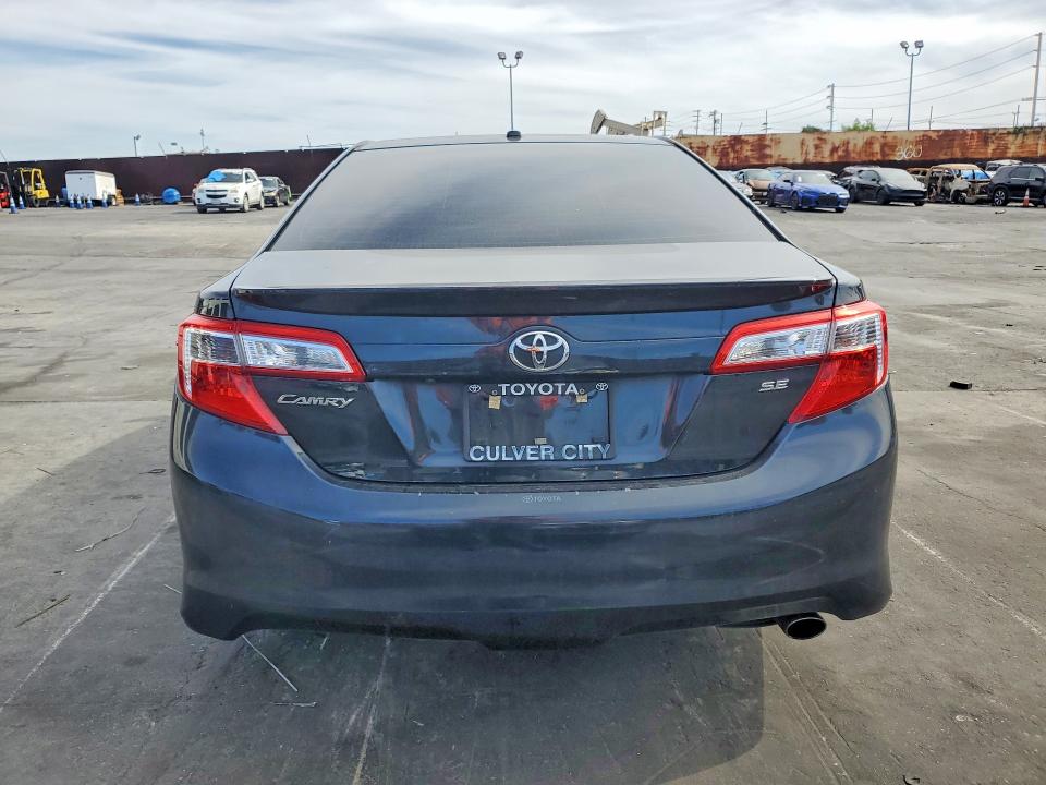 50731756 :رقم المزاد ، 4T1BF1FK8EU834518 vin ، 2014 Toyota Camry مزاد بيع