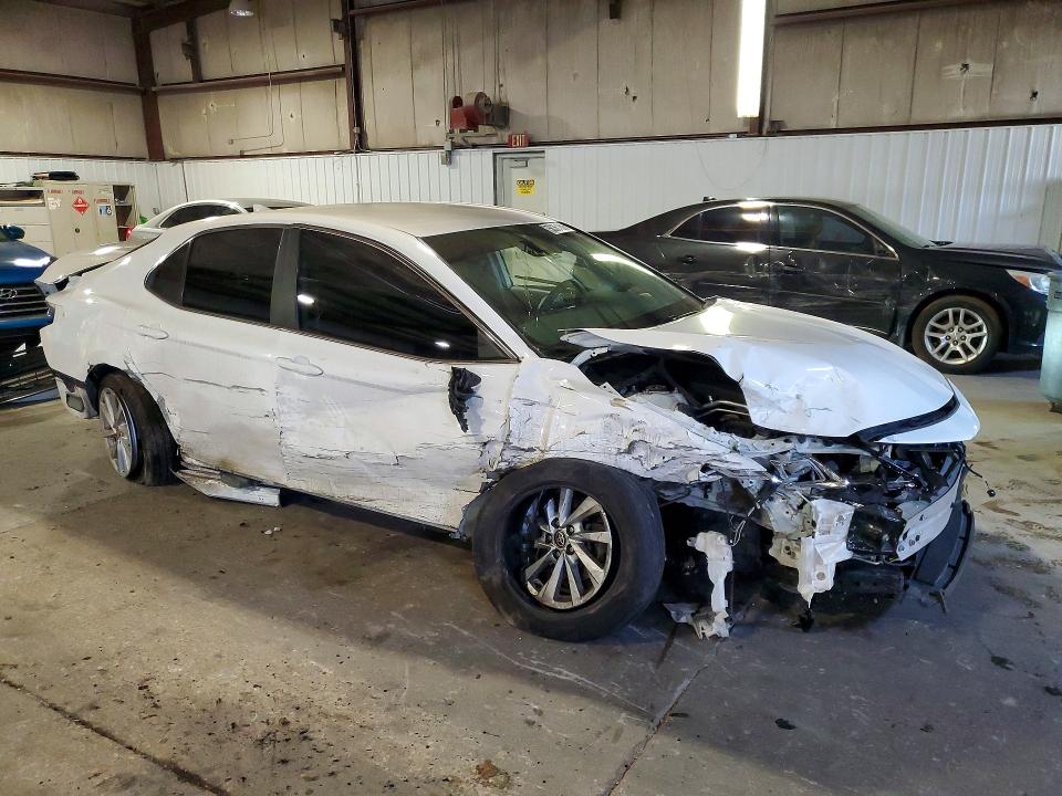 50361686 :رقم المزاد ، 4T1C11BK7MU045185 vin ، 2021 Toyota Camry مزاد بيع