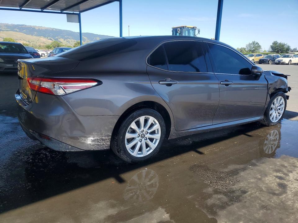 50621086 :رقم المزاد ، 4T1B11HK3JU037034 vin ، 2018 Toyota Camry مزاد بيع