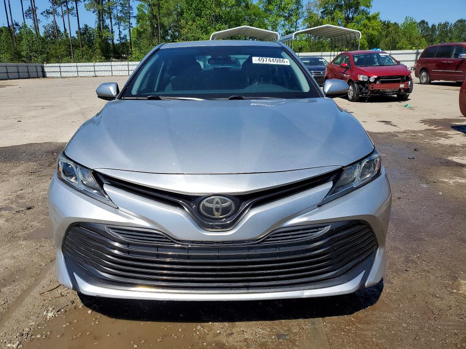 49744986 :رقم المزاد ، 4T1B11HK7JU536208 vin ، 2018 Toyota Camry مزاد بيع