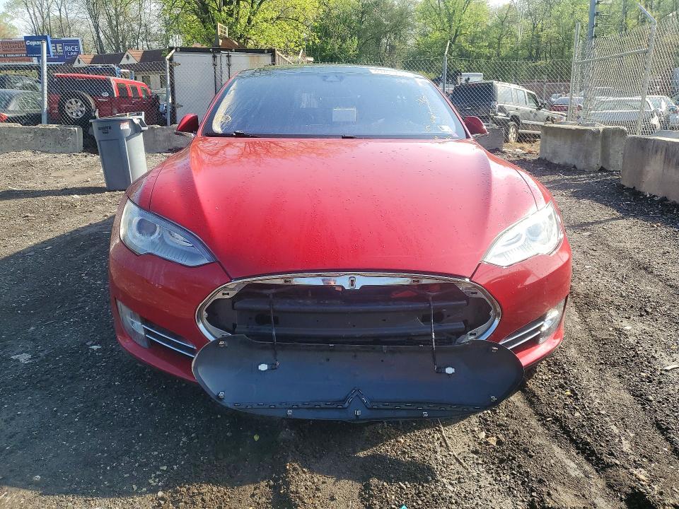 49763776 :رقم المزاد ، 5YJSA4H13FF082004 vin ، 2015 Tesla Model S مزاد بيع