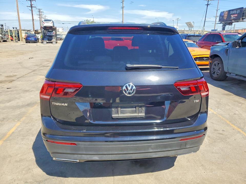 50320356 :رقم المزاد ، 3VV1B7AX3JM057893 vin ، 2018 Volkswagen Tiguan مزاد بيع