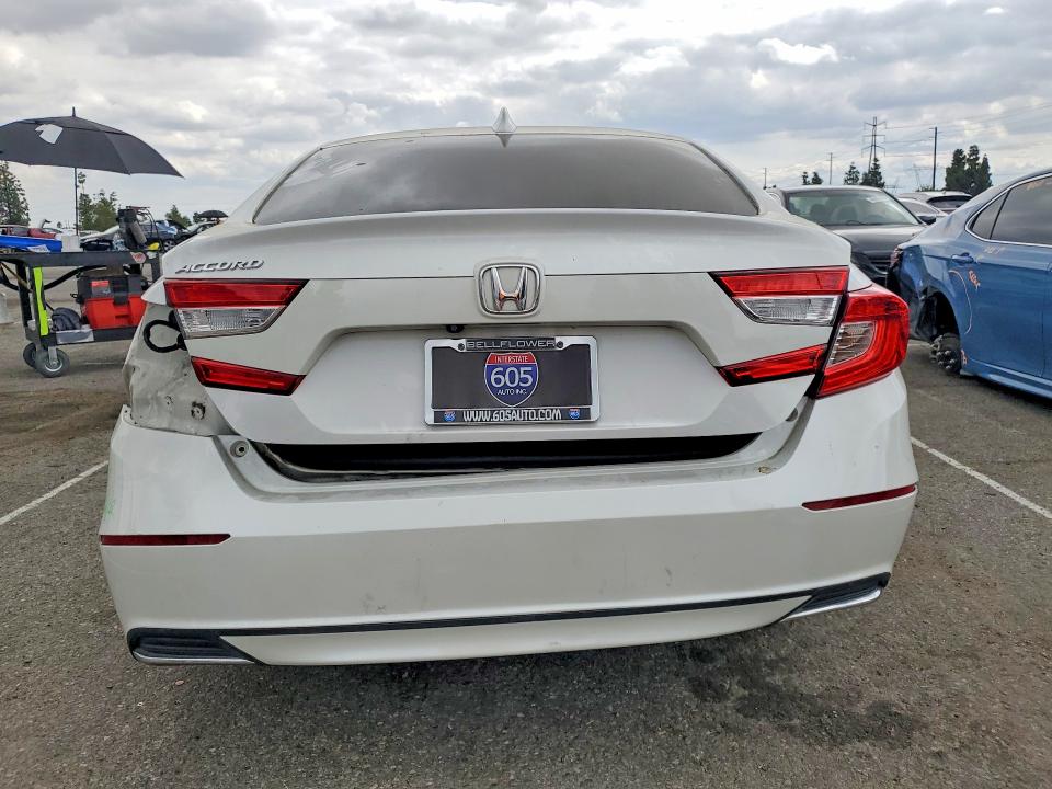 48676816 :رقم المزاد ، 1HGCV1F13JA198073 vin ، 2018 Honda Accord مزاد بيع