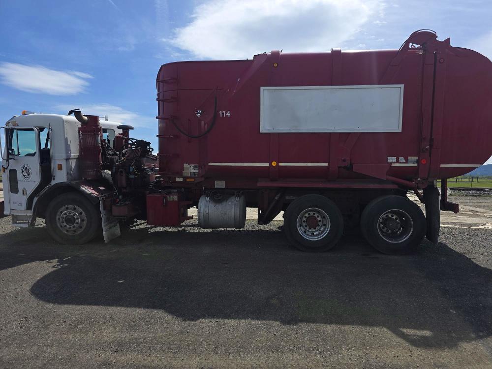 48702706 :رقم المزاد ، 1NPZL00X96D716451 vin ، 2006 Peterbilt 320 مزاد بيع
