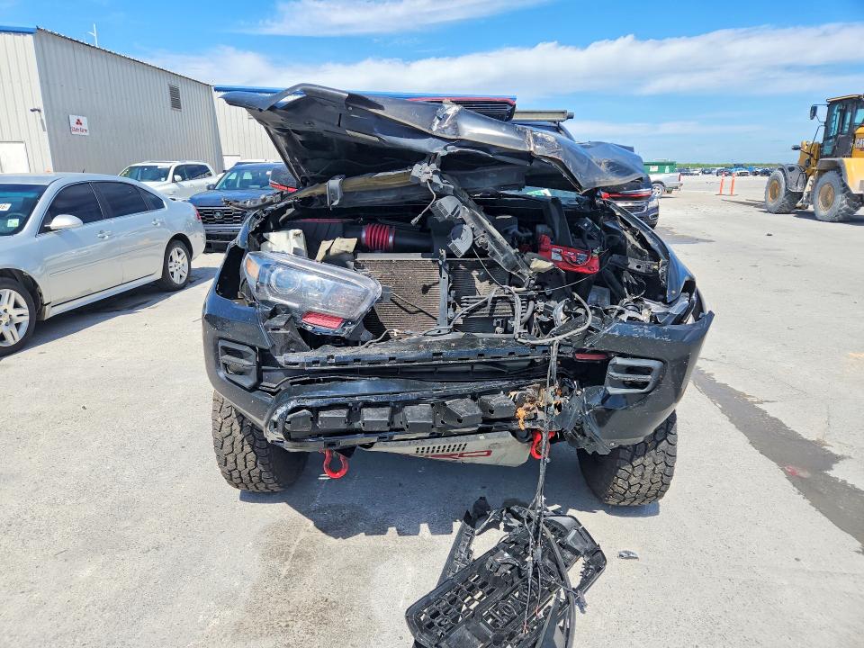 49298486 :رقم المزاد ، 5TFCZ5AN7JX153817 vin ، 2018 Toyota Tacoma مزاد بيع