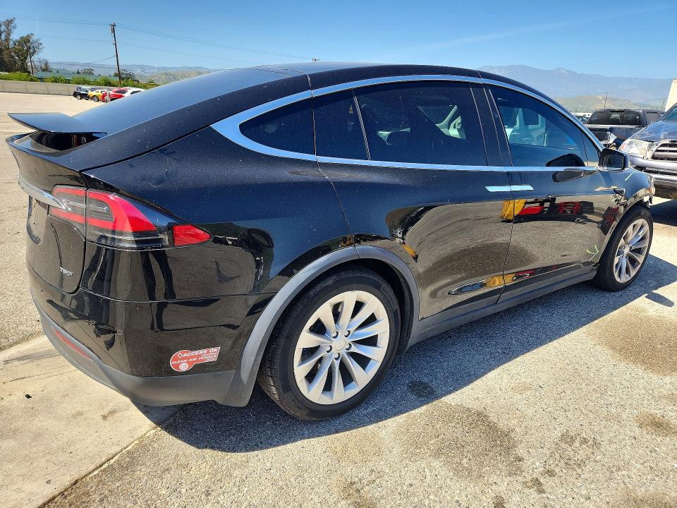 48959756 :رقم المزاد ، 5YJXCDE23JF103889 vin ، 2018 Tesla Model X مزاد بيع