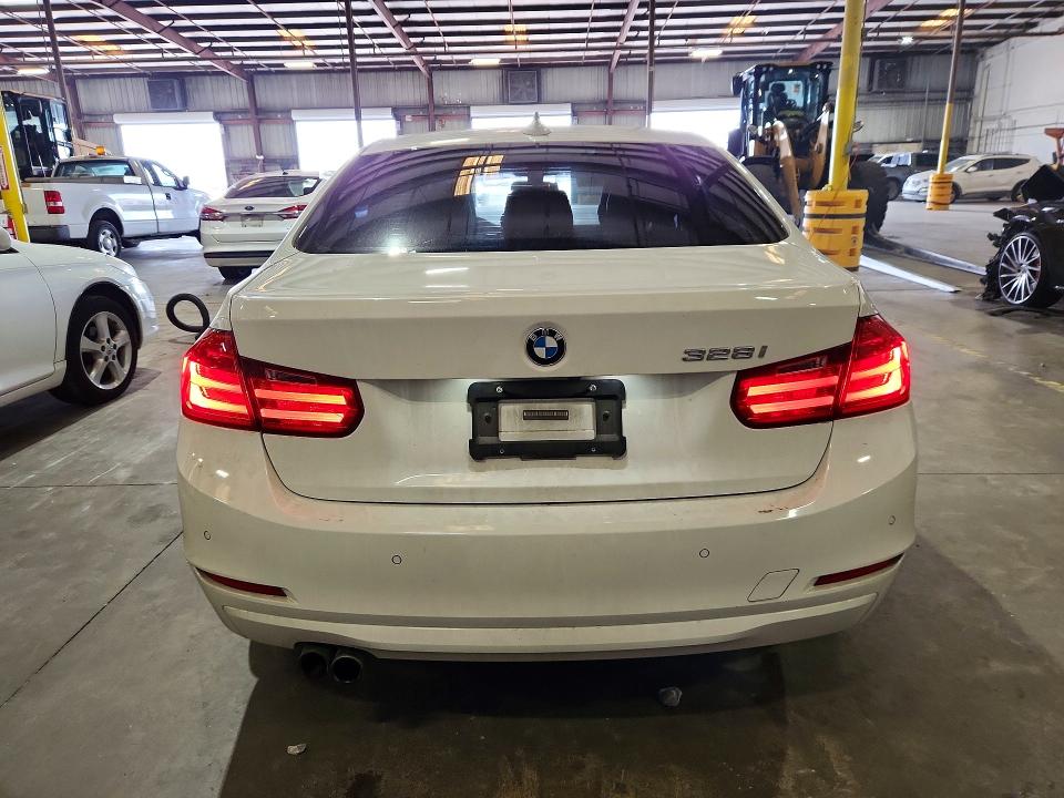 51149566 :رقم المزاد ، WBA3A5G53ENP30114 vin ، 2014 Bmw 328 مزاد بيع
