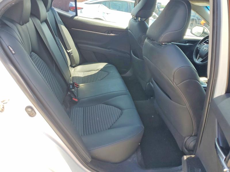 50614886 :رقم المزاد ، 4T1B11HK3JU638928 vin ، 2018 Toyota Camry مزاد بيع