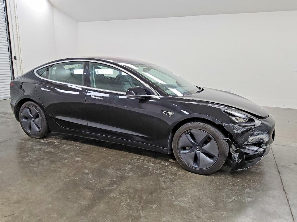 48601476 :رقم المزاد ، 5YJ3E1EA9JF028078 vin ، 2018 Tesla Model 3 مزاد بيع
