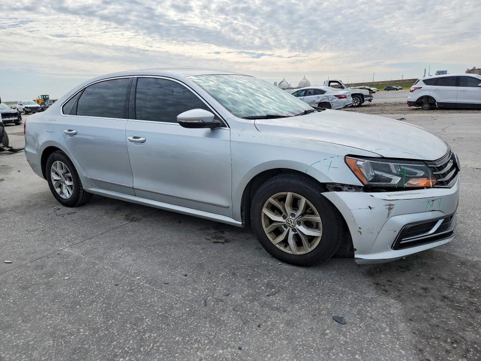 50585246 :رقم المزاد ، 1VWAT7A36HC031497 vin ، 2017 Volkswagen Passat مزاد بيع