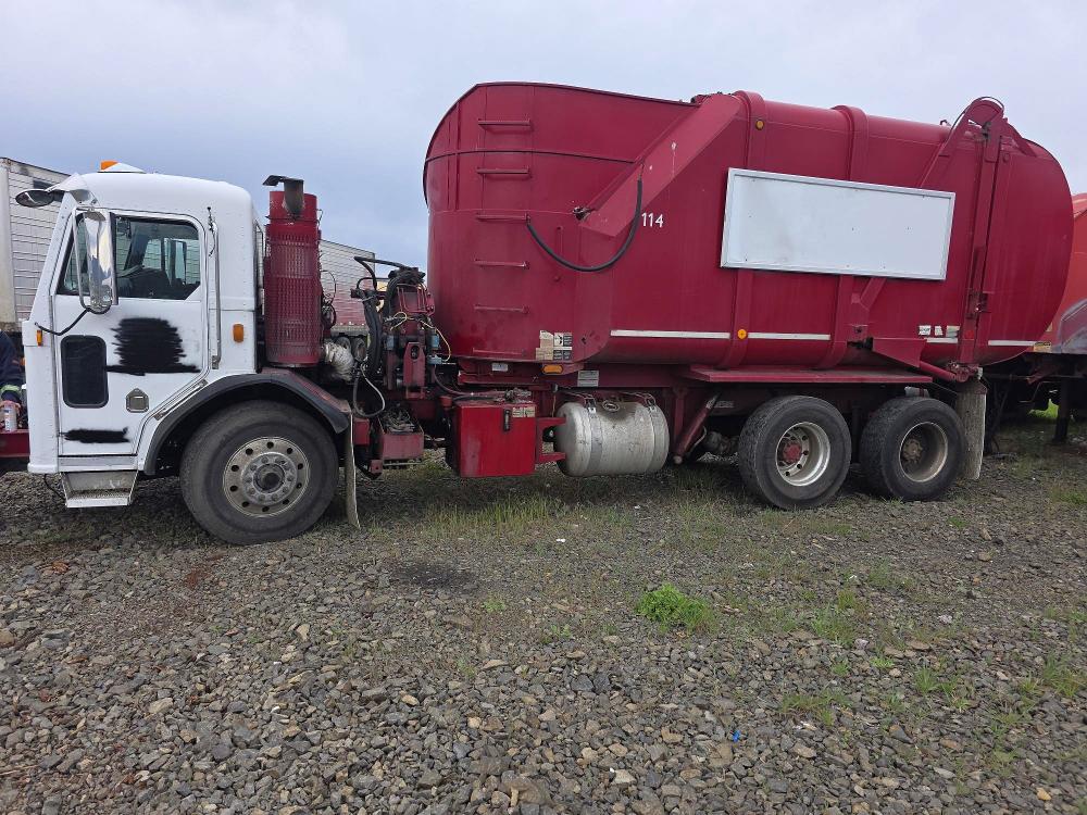 48702706 :رقم المزاد ، 1NPZL00X96D716451 vin ، 2006 Peterbilt 320 مزاد بيع