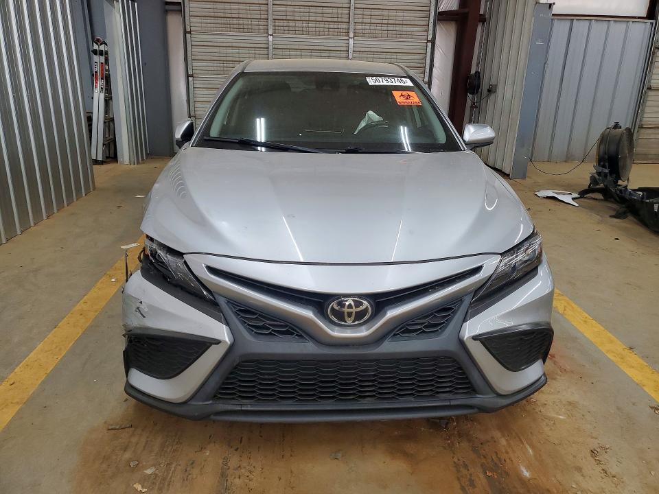 50793746 :رقم المزاد ، 4T1G11AK5MU598355 vin ، 2021 Toyota Camry Le مزاد بيع