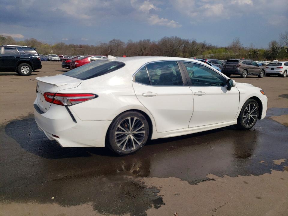 49811796 :رقم المزاد ، 4T1B11HK6JU110588 vin ، 2018 Toyota Camry مزاد بيع