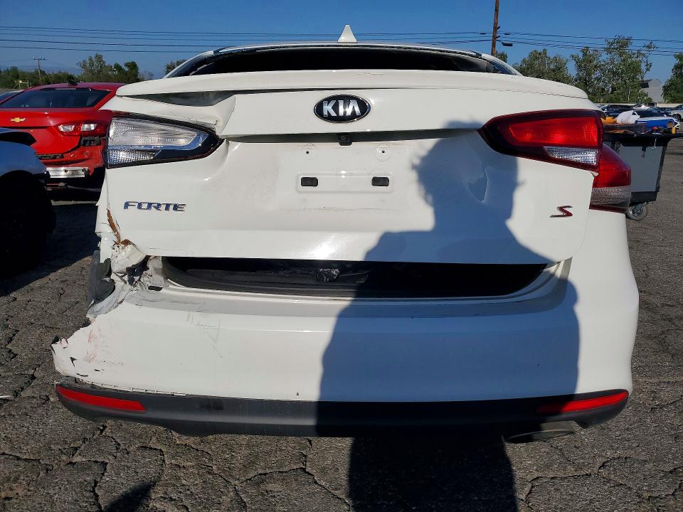48445216 :رقم المزاد ، 3KPFL4A71JE218395 vin ، 2018 Kia Forte مزاد بيع