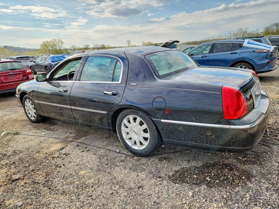 51432746 :رقم المزاد ، 2LNBL8CV5AX615955 vin ، 2010 Lincoln Town Car مزاد بيع