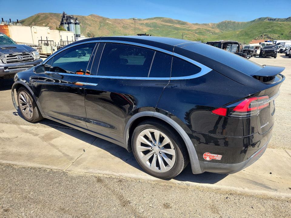 48959756 :رقم المزاد ، 5YJXCDE23JF103889 vin ، 2018 Tesla Model X مزاد بيع