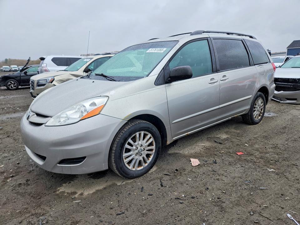 51761066 :رقم المزاد ، 5TDJK4CC3AS032290 vin ، 2010 Toyota Sienna مزاد بيع
