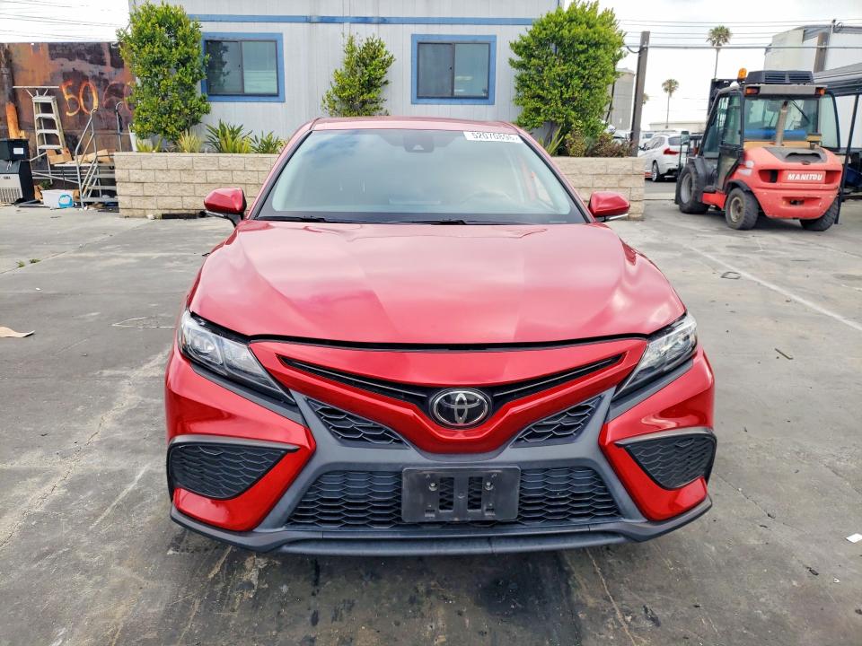 52070896 :رقم المزاد ، 4T1T11AK0NU041157 vin ، 2022 Toyota Camry مزاد بيع