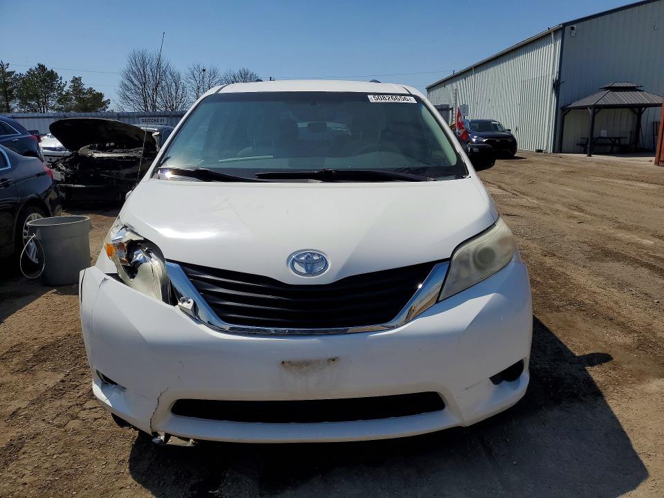 50826656 :رقم المزاد ، 5TDKK3DC9BS141481 vin ، 2011 Toyota Sienna مزاد بيع