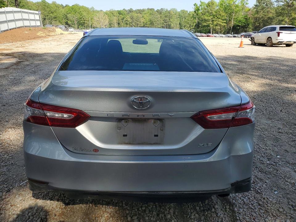 50085296 :رقم المزاد ، 4T1B11HK5JU105754 vin ، 2018 Toyota Camry مزاد بيع