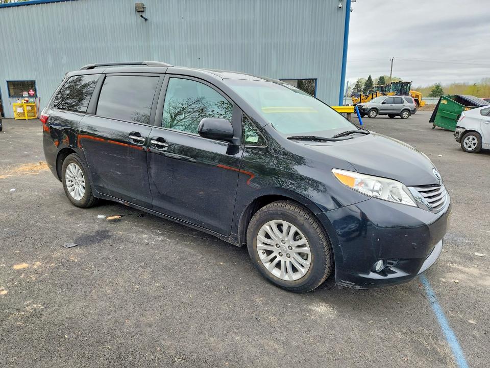 49164496 :رقم المزاد ، 5TDYZ3DC8HS898757 vin ، 2017 Toyota Sienna مزاد بيع